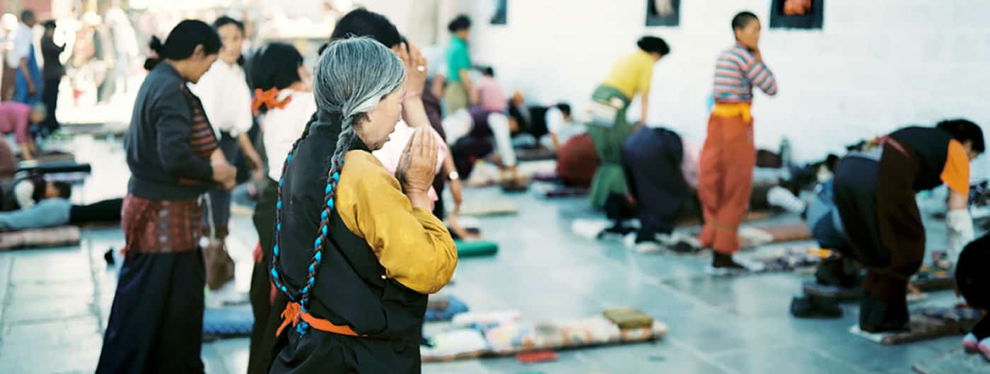 Woman praying in front of the Jokhang Temple